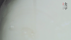 將浸泡了30分鐘的米放入電飯煲中，在水中加入半勺油。