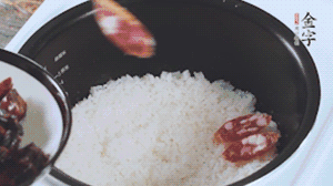 開蓋觀察飯，水微微收干，放入切好的金字香腸、醬肉、醬肉香腸。