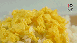 將雞蛋碎、西蘭花碎和放涼的米飯混合，用少許鹽、橄欖油調(diào)味。