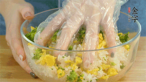 將飯團(tuán)用手搓捏成圓球狀。