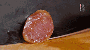 金字火腿肉香腸上鍋蒸15分鐘，切片備用。