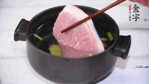 整塊豬肉，加蔥、姜片、料酒焯水。