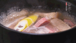火肉、豬肉加料酒、清水大火煮開后，加入春筍小火慢燉40分鐘，出鍋前撒蔥花即可。