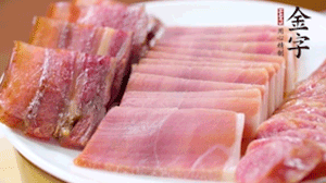 擺盤后鋪上老豆腐，淋點(diǎn)料酒，灑點(diǎn)白糖上鍋蒸20分鐘。