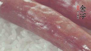關(guān)上蓋子，煮到米飯露出時(shí)。