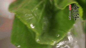 小青菜從根部掰開，分別洗凈。