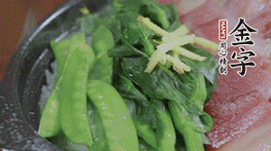 燜好的米飯開蓋，放入菜心、荷蘭豆，澆上調(diào)味汁拌勻。