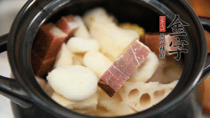 加水沒過食材，加料酒大火煮沸后，再小火燉煮1小時(shí)。（如果沒有砂鍋小火燉煮，用電飯煲的煮湯功能、高壓鍋也是可以的。）