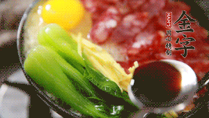 小火繼續(xù)燜，聞到米飯焦香關(guān)火繼續(xù)燜2分鐘。（微微的火力讓米飯和香腸融為一體，滋味互相滲透，又不至于讓米飯成熟太快而導(dǎo)致煳底。）