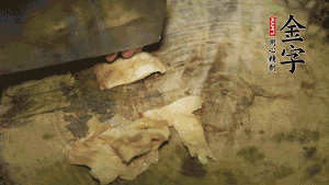 加適量溫水淹沒(méi)食材，大火燉至水沸后再小火慢燉1小時(shí)，出鍋前10分鐘加枸杞。（焯過(guò)水后的豬蹄不應(yīng)再用涼水，用溫水燉煮更容易軟爛。也可以用高壓鍋或者有煲湯功能的電飯煲，省時(shí)又便于入味。）