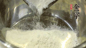【油皮】1．將油皮材料放入料盆中，緩緩加100ml水，攪拌成雪花片狀。在案板上反復(fù)揉搓成有一定筋度的光潔面團，搓成12個團子。