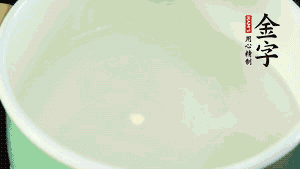 鍋中盛涼水，放入汆燙好的鴿子、火腿片、生姜片。