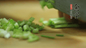小蔥切成蔥花。