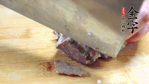 金字鹵牛肉打開(kāi)包裝，把牛肉切成片狀。（眼見(jiàn)為實(shí)，用一整塊牛肉鹵制的鹵牛肉哦，牛肉的香氣感覺(jué)撲鼻而來(lái)有木有?。。。?>
					</div>
					<span>步驟 6/7</span>
					<p>金字鹵牛肉打開(kāi)包裝，把牛肉切成片狀。（眼見(jiàn)為實(shí)，用一整塊牛肉鹵制的鹵牛肉哦，牛肉的香氣感覺(jué)撲鼻而來(lái)有木有?。。。?/p>
				</li><li>
					<div   id=
