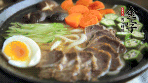 最后，將所有食材都擺到面碗上，呈現(xiàn)美美的視覺(jué)就可以了！