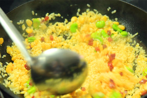 然后加入炒好的食材混合均勻，炒熟即可。出鍋前加少許黑胡椒、鹽和蔥花就可以啦?。?！