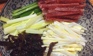 黑木耳泡發(fā)，黑木耳、韭黃、雷筍、青椒切成絲。