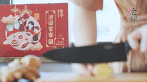 將處理好的老鴨放入冷水鍋中，丟入姜片，冷水煮沸去腥。