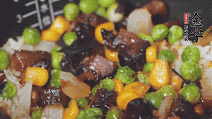 出鍋前加蠔油、生抽調(diào)味，撒點(diǎn)熟白芝麻即可。