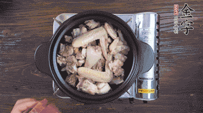 將雞肉塊、火腿、料酒、姜一同放入在燉鍋中，加冷水大火煮開后，小火燉煮40分鐘。