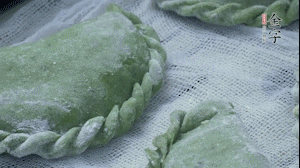 【制作】2.蒸架上墊浸濕的屜布，再放上清明果，大火蒸10~15分鐘，完成，出鍋啦！