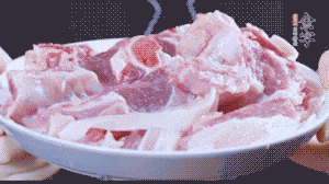新鮮羊肉冷水入鍋，加姜片、清水焯水，除去血沫。
