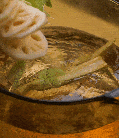 把玉米筍（對半切開）、西芹（切斜片）、蓮藕（切片），放入開水鍋內(nèi)，加點少許鹽、油，汆燙2分鐘。