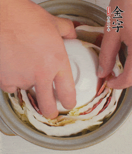 寬度剛好是鍋的高度。扣一個(gè)小碗更有助于幫助造型。