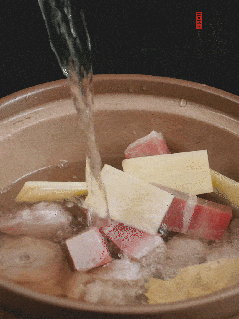 雞塊、火腿、姜片加適量料酒、清水燉80分鐘。