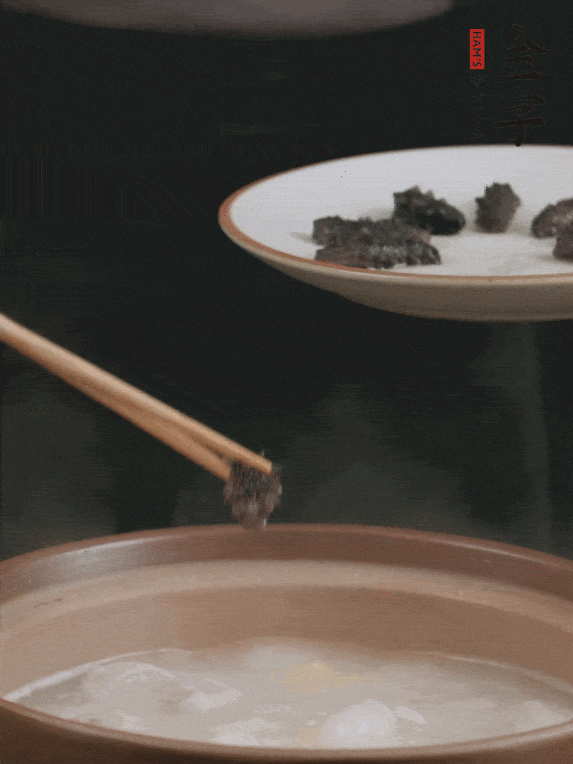 期間雞湯燉到80分鐘時，加小海參再燉10分鐘。