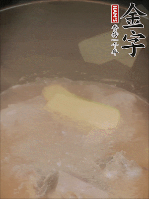 排骨洗凈，加生姜、黃酒焯水，溫水洗凈備用。