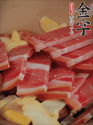 除鮑魚外的所有材料放進鍋里，加清水、姜、黃酒，大火燒開，轉(zhuǎn)小火煲90分鐘。
