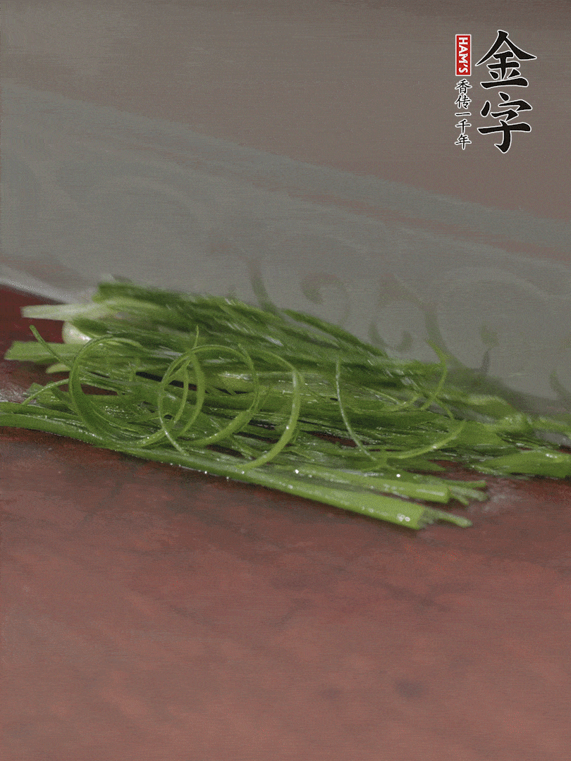 生姜切薄片，紅椒切細(xì)絲，小蔥蔥綠切細(xì)絲，泡入冰水中保持新鮮。