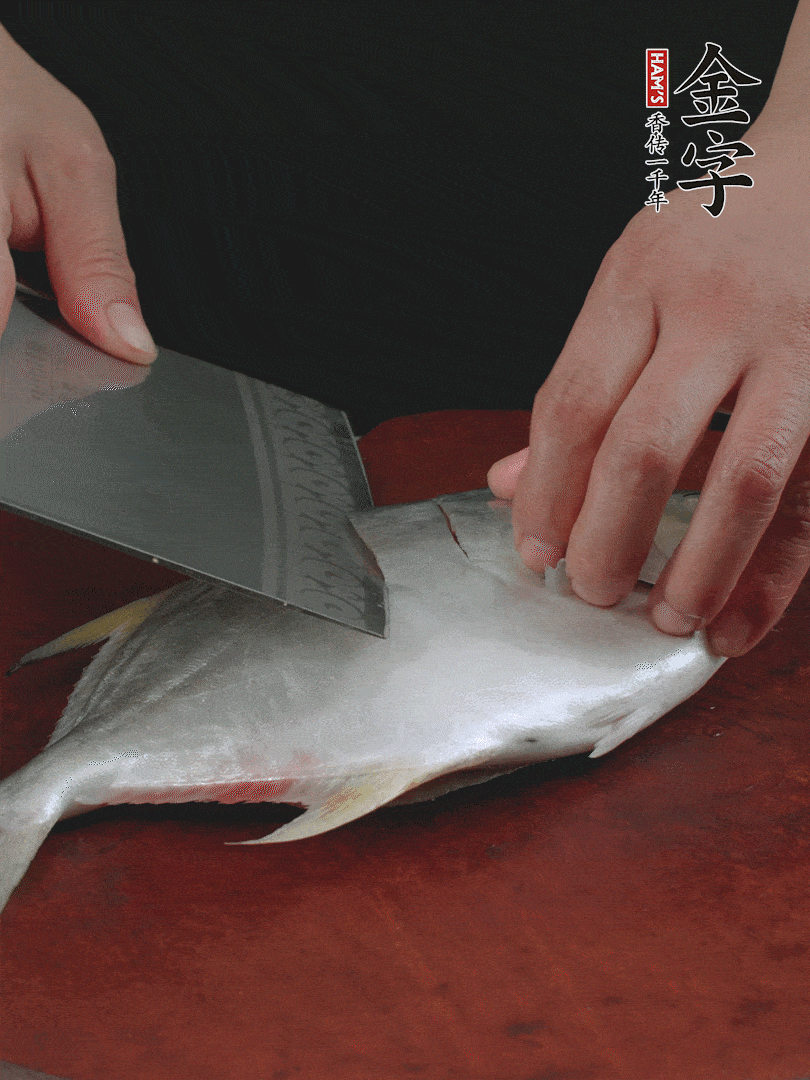 處理干凈銀鯧魚1條，表面斜刀切出花刀。