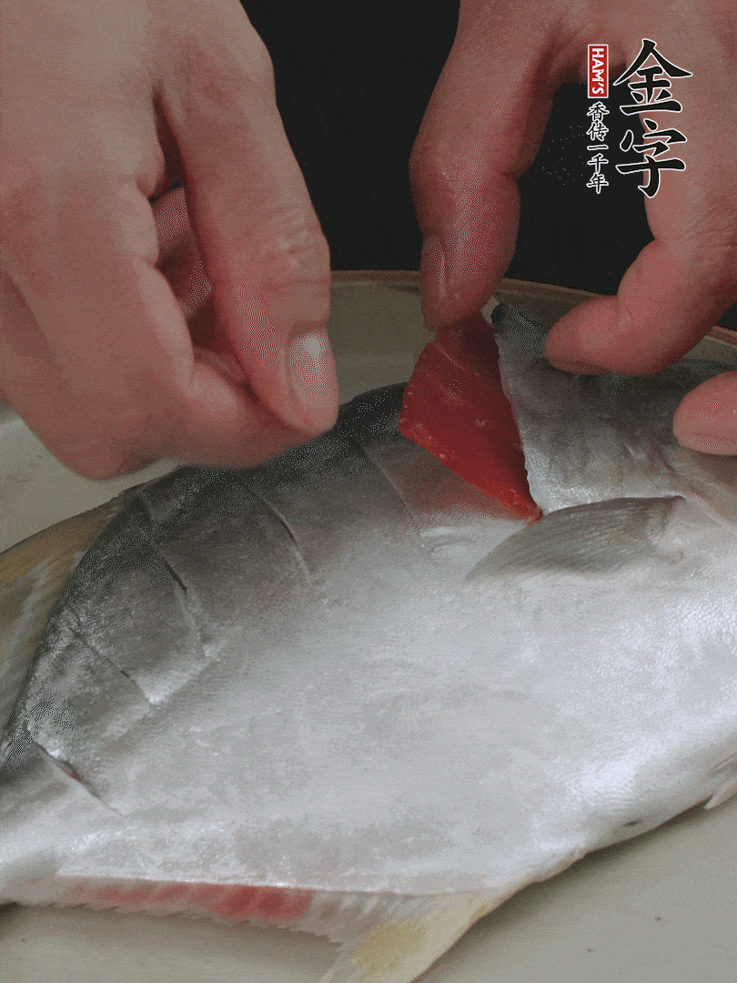 火腿片和姜片塞在刀口處，也塞一些入魚肚。