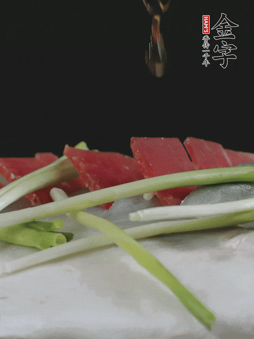 蔥白置于魚身，放適量豌豆，淋上花雕酒。
