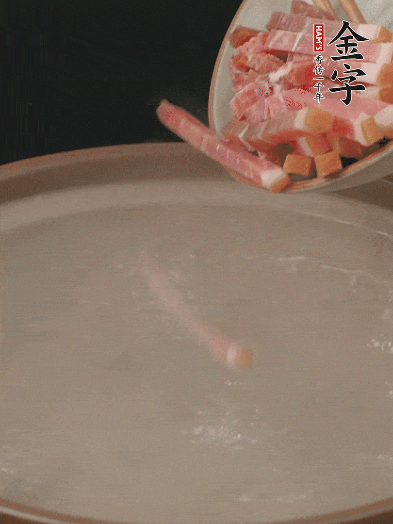 金字火腿切絲，熱水下鍋，放火腿燉煮15分鐘。