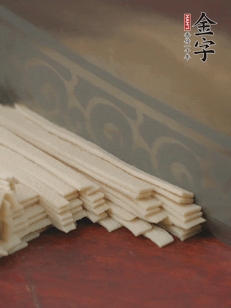 燉火腿期間，千張切細(xì)絲，白蘿卜去皮切細(xì)絲，蒜葉切細(xì)丁。