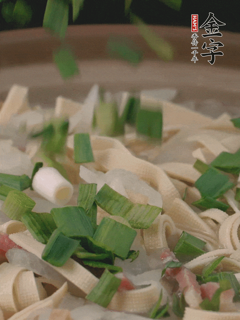 撒點(diǎn)蒜葉。