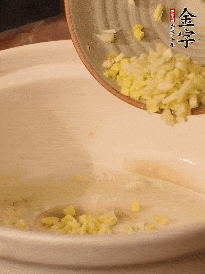熱油下鍋，姜爆香。下冬瓜略微翻炒。