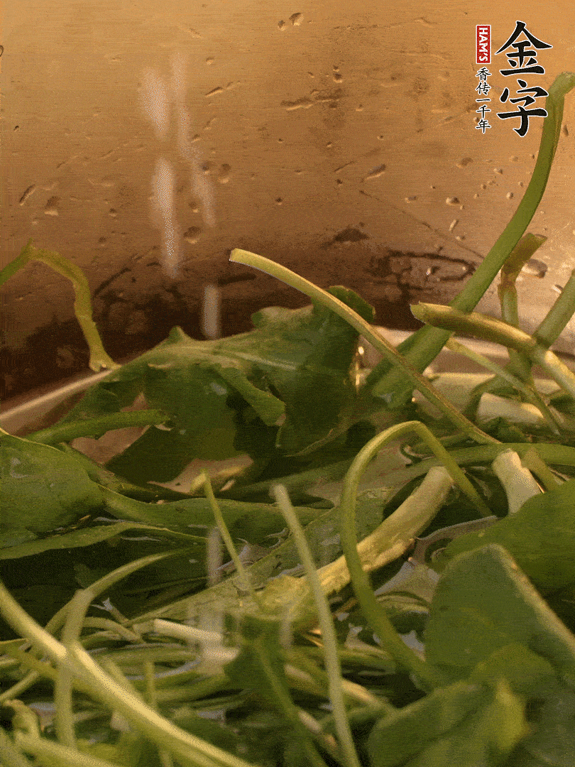 薺菜去掉根部，加小蘇打、鹽熱水沸騰燙軟。