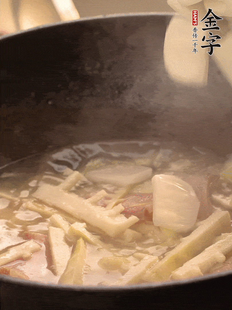加一點開水后，放年糕燜2分鐘至軟。