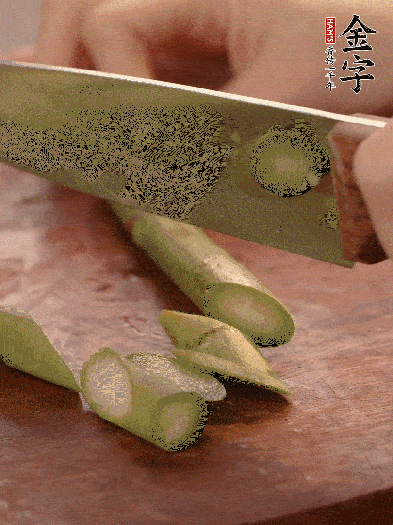蘆筍去掉底部老的部分，斜切成段。白玉菇去掉根部，日本豆腐切成圓厚片。