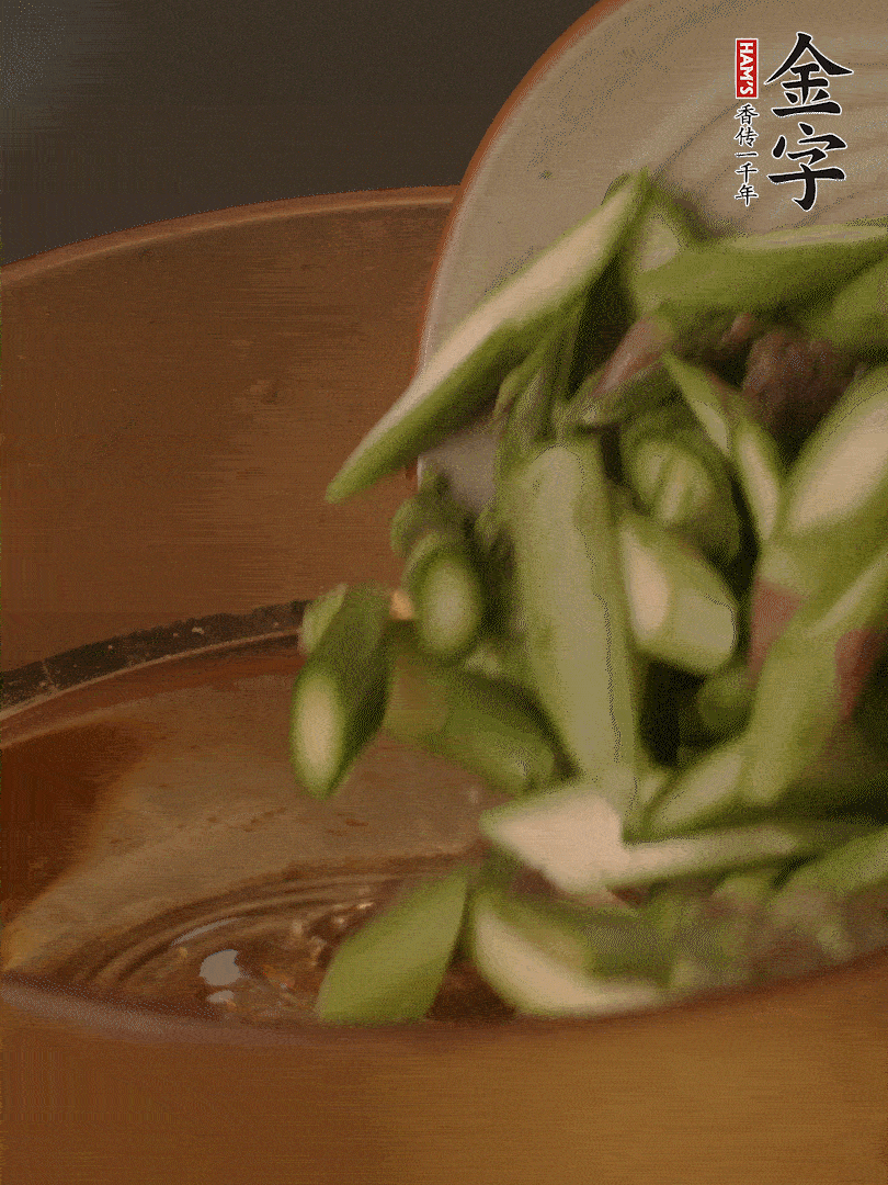 蘆筍、白玉菇焯水30秒備用。