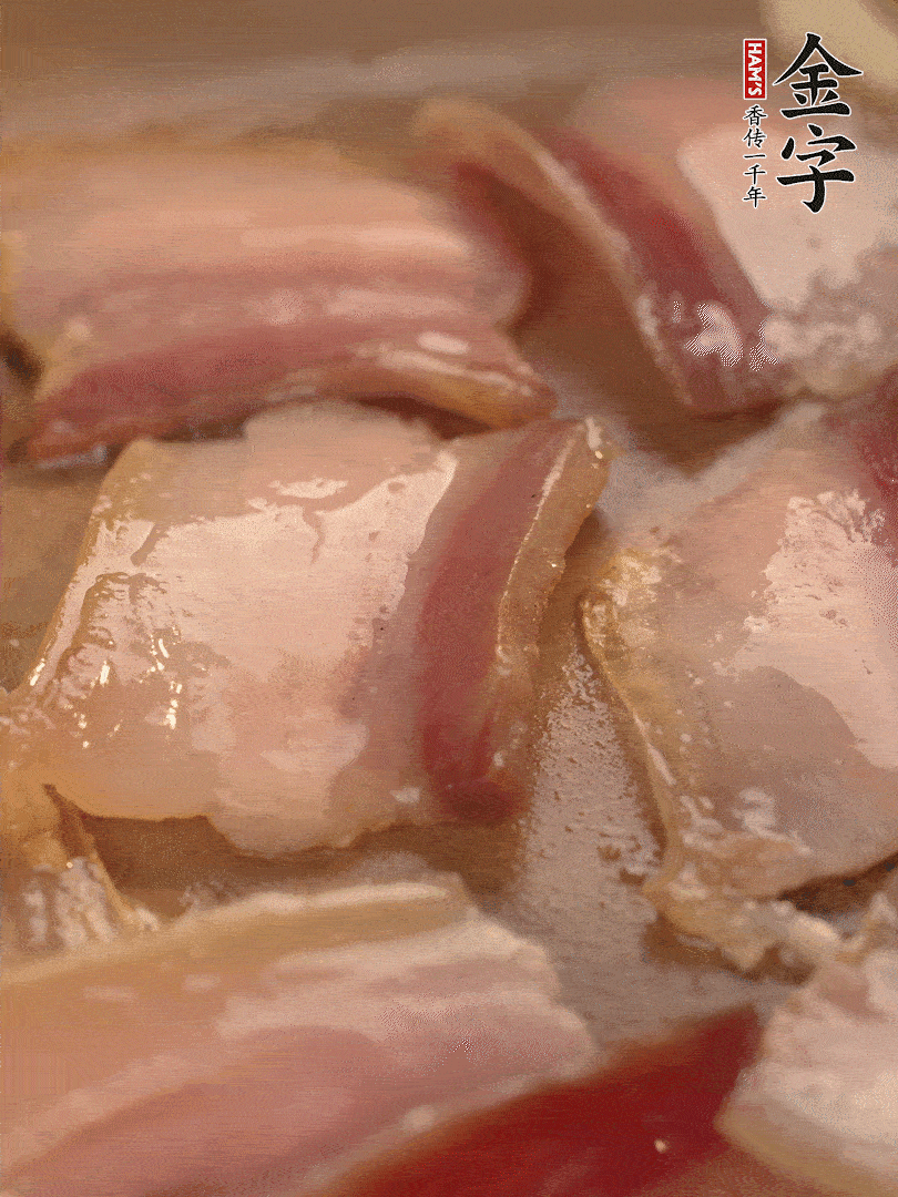 鍋中熱油煸香大蒜、咸肉。
