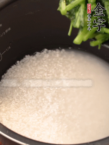 茼蒿、香腸放入浸泡好的大米，水沒(méi)過(guò)大米半指煮熟。