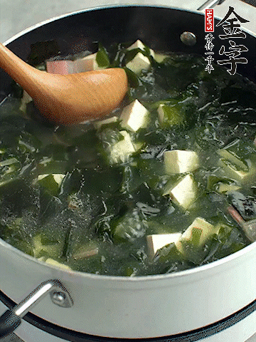 煮到沸騰后，再放入豆腐蓋蓋子煮3分鐘。