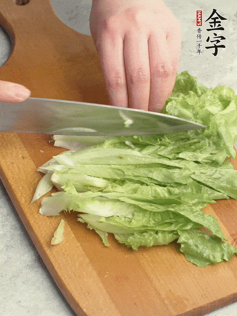 胡蘿卜、生菜、黃瓜切絲。