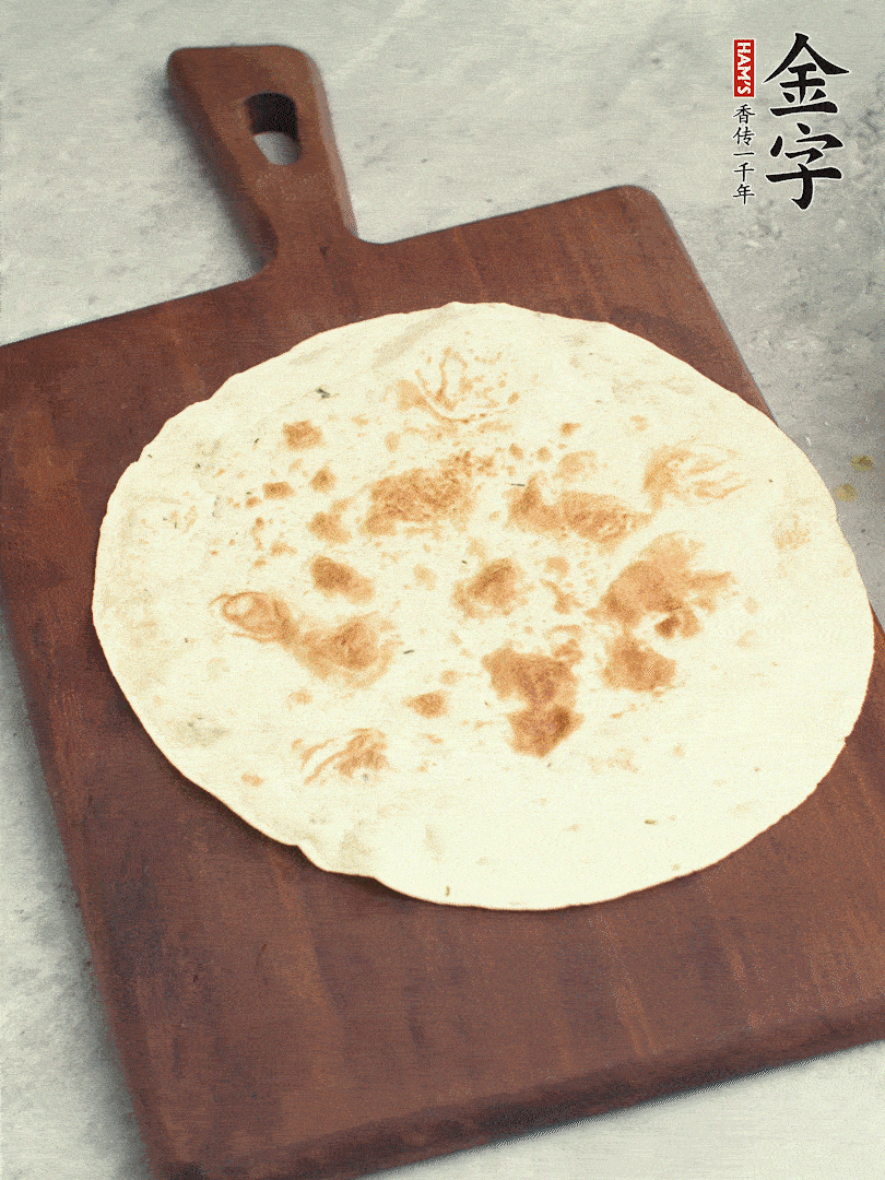 食材依次鋪在卷餅皮上，卷起來。