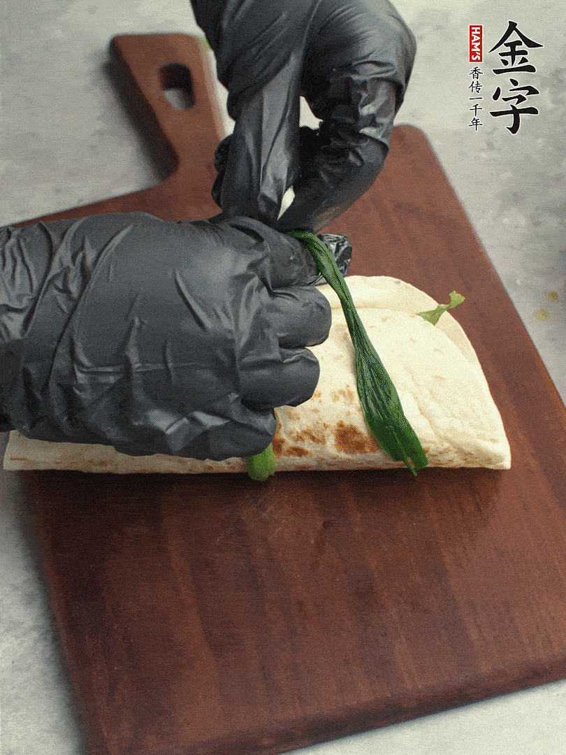 用焯過水的小蔥打結(jié)。